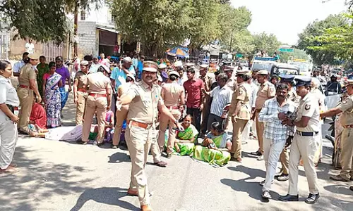 निर्माण मजदूर ने की आत्महत्या: धरना दे रहे रिश्तेदार गिरफ्तार निर्माण मजदूर ने की आत्महत्या: धरना दे रहे रिश्तेदार गिरफ्तार