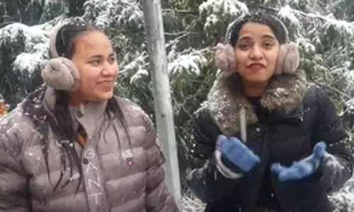 हिमाचल प्रदेश: डलहौजी में बर्फबारी से पर्यटकों में खुशी, बोले- सपना पूरा हुआ हिमाचल प्रदेश: डलहौजी में बर्फबारी से पर्यटकों में खुशी, बोले- सपना पूरा हुआ