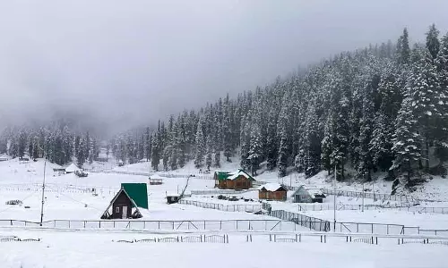 J&K के मैदानी इलाकों में बारिश और ऊपरी इलाकों में बर्फबारी से लंबे समय से चल रहा सूखा खत्म