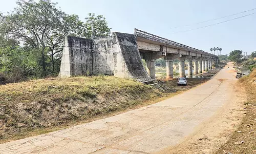 Andhra: वैरा नदी पर बना पुल पहुंच मार्ग के अभाव के कारण आठ वर्षों से अप्रयुक्त पड़ा Andhra: वैरा नदी पर बना पुल पहुंच मार्ग के अभाव के कारण आठ वर्षों से अप्रयुक्त पड़ा