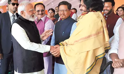 Andhra: उपमुख्यमंत्री पवन कल्याण से प्रधानमंत्री ने मजेदार बातचीत की Andhra: उपमुख्यमंत्री पवन कल्याण से प्रधानमंत्री ने मजेदार बातचीत की