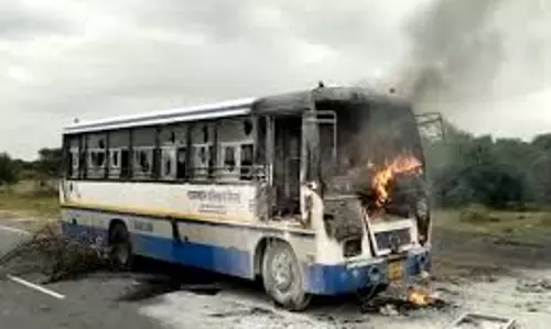 Jaipur: रोडवेज की अनुबंधित बस राहगीर को बचाते हुई दुर्घटनाग्रस्त, सभी यात्री सुरक्षित Jaipur: रोडवेज की अनुबंधित बस राहगीर को बचाते हुई दुर्घटनाग्रस्त, सभी यात्री सुरक्षित