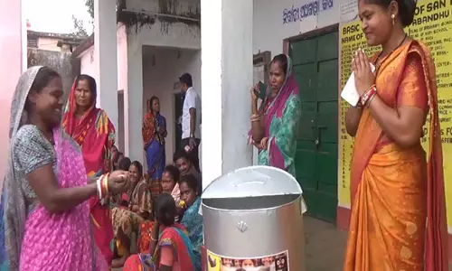 Mayurbhanj: सनखुंटिया सरपंच की मुथे चौला पहल, अनाथ बच्चों के चेहरे पर मुस्कान ला रही