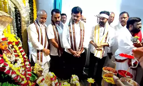 Telangana: सीएम रेवंत ने पोलेपल्ली में येल्लम्मा की मां को रेशमी वस्त्र भेंट किए Telangana: सीएम रेवंत ने पोलेपल्ली में येल्लम्मा की मां को रेशमी वस्त्र भेंट किए