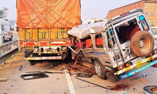 हाईवे पर सड़क हादसा: 5 लोगों की मौत 9 घायल, क्रेन की मदद से ट्रक और जीप को अलग किया गया