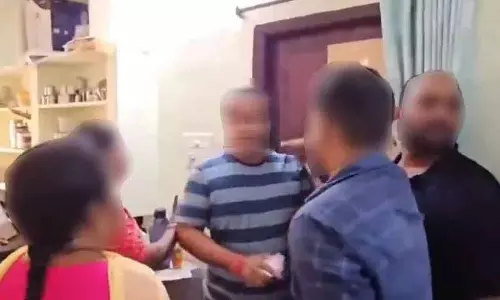 GHMC अधिकारी को पत्नी ने दूसरी महिला के साथ पकड़ा