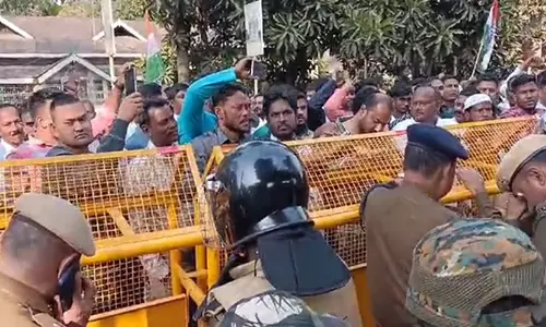 Assam: कांग्रेस कार्यकर्ताओं ने अपने सांसद रकीबुल हुसैन पर हमले के खिलाफ प्रदर्शन किया