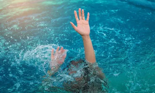 मौज-मस्ती बनी जानलेवा, तैराकी के दौरान झील में डूबे 2 बच्चे, एक की मौत मौज-मस्ती बनी जानलेवा, तैराकी के दौरान झील में डूबे 2 बच्चे, एक की मौत