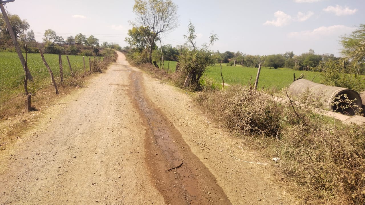 ग्राम पंचायत के जनप्रतिनिधियों के अनदेखी से परेशानी भुगत रहे ग्रामीण, उठाई सड़क निर्माण की मांग