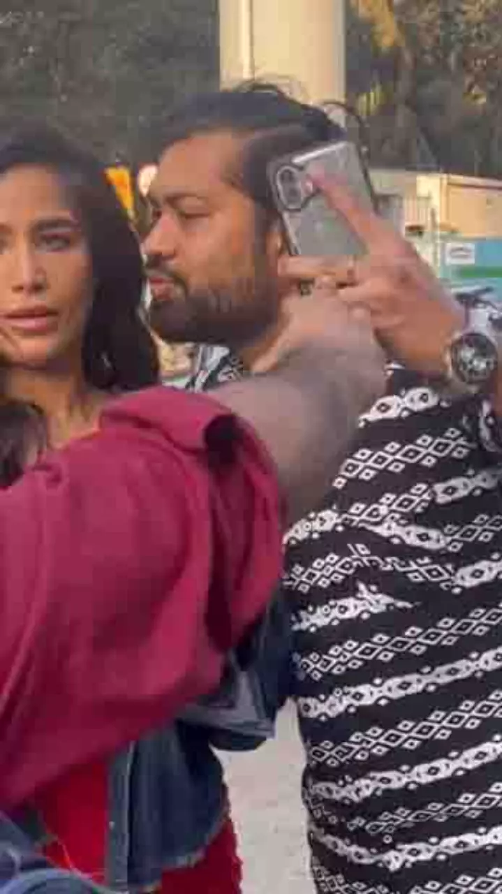 पूनम पांडे के साथ जबरदस्ती