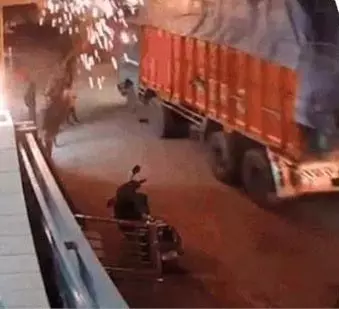 Punjab: बड़ा धमाका, बिजली के तारों में फंसा ट्रक, मची अफरा-तफरी Punjab: बड़ा धमाका, बिजली के तारों में फंसा ट्रक, मची अफरा-तफरी