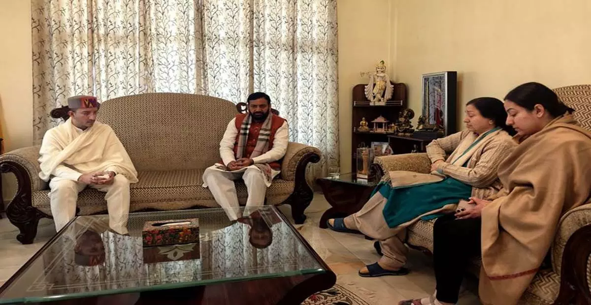 Himachal: हरियाणा के मुख्यमंत्री ने कांगड़ा के दिवंगत सांसद के परिवार से मुलाकात की Himachal: हरियाणा के मुख्यमंत्री ने कांगड़ा के दिवंगत सांसद के परिवार से मुलाकात की