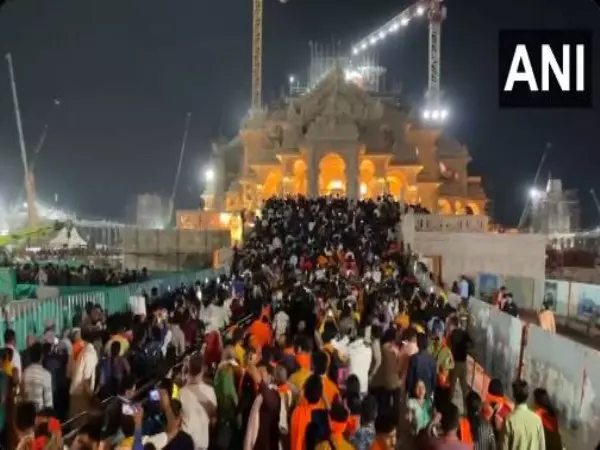 Ayodhya के राम मंदिर में सुबह से देर रात तक भक्तों की भारी भीड़ उमड़ी Ayodhya के राम मंदिर में सुबह से देर रात तक भक्तों की भारी भीड़ उमड़ी