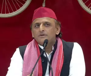यूपी के हर व्यक्ति पर 36 हजार का कर्ज : अखिलेश यादव यूपी के हर व्यक्ति पर 36 हजार का कर्ज : अखिलेश यादव