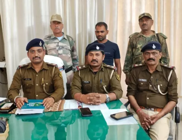 East Champaran: पुलिस छापेमारी में कुख्यात शराब धंधेबाज सहित दो गिरफ्तार East Champaran: पुलिस छापेमारी में कुख्यात शराब धंधेबाज सहित दो गिरफ्तार