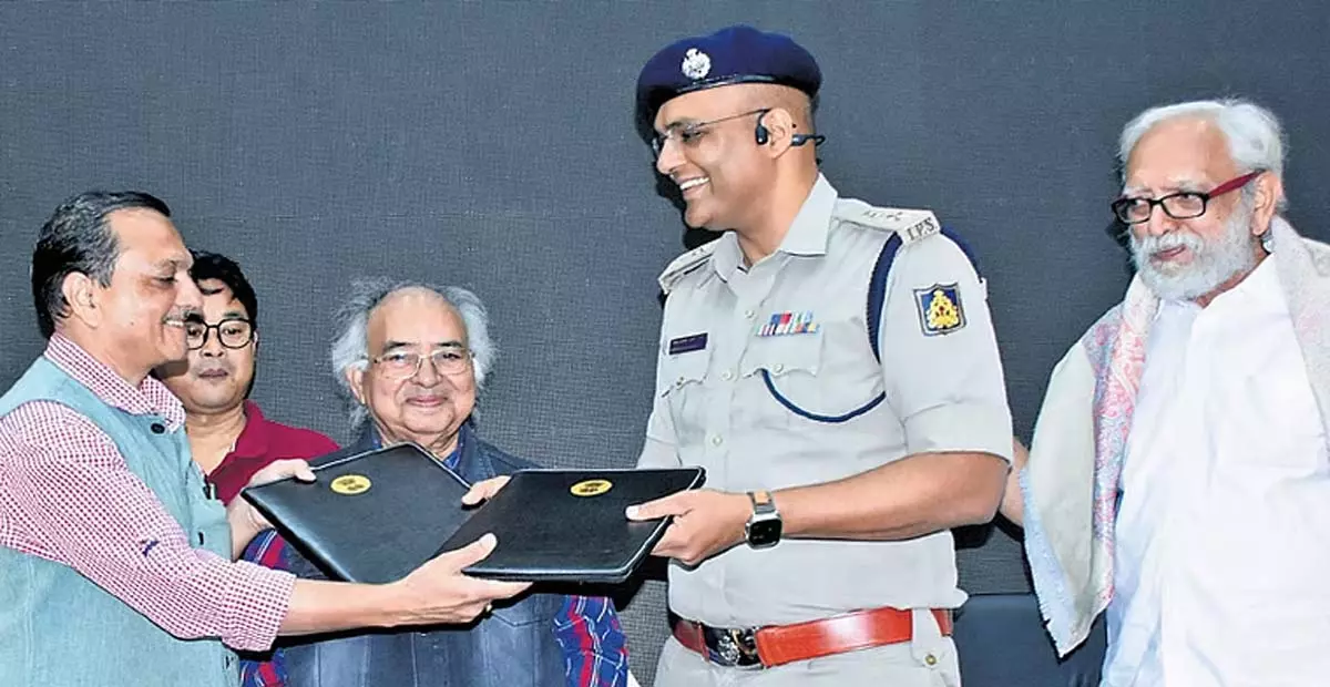 Karnataka: पुलिस अकादमी और सीआईआईएल ने पुलिसकर्मियों को भाषा प्रशिक्षण देने के लिए समझौता किया Karnataka: पुलिस अकादमी और सीआईआईएल ने पुलिसकर्मियों को भाषा प्रशिक्षण देने के लिए समझौता किया