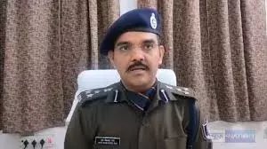 East Champaran: डीआईजी ने लापरवाही पर मुफ्फसिल थानेदार को किया निलंबित East Champaran: डीआईजी ने लापरवाही पर मुफ्फसिल थानेदार को किया निलंबित