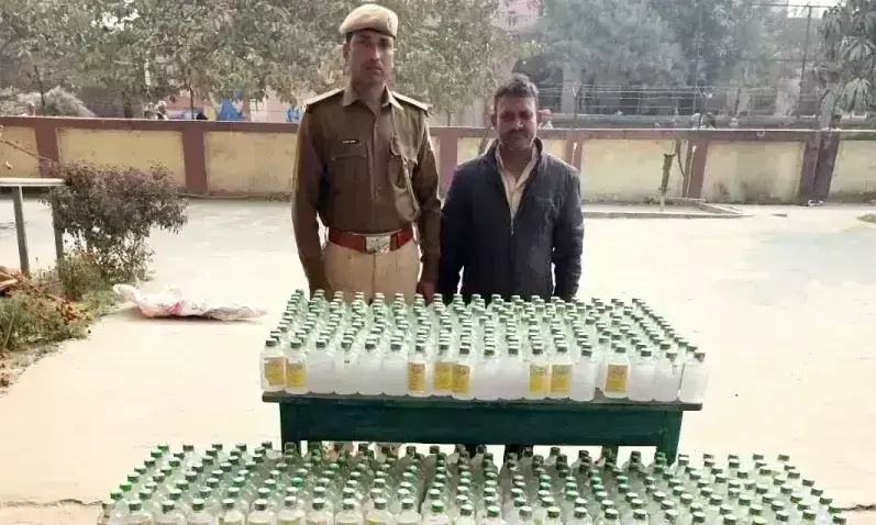 East Champaran: थाना पुलिस ने 510 बोतल नेपाली शराब के साथ कारोबारी को दबोचा East Champaran: थाना पुलिस ने 510 बोतल नेपाली शराब के साथ कारोबारी को दबोचा