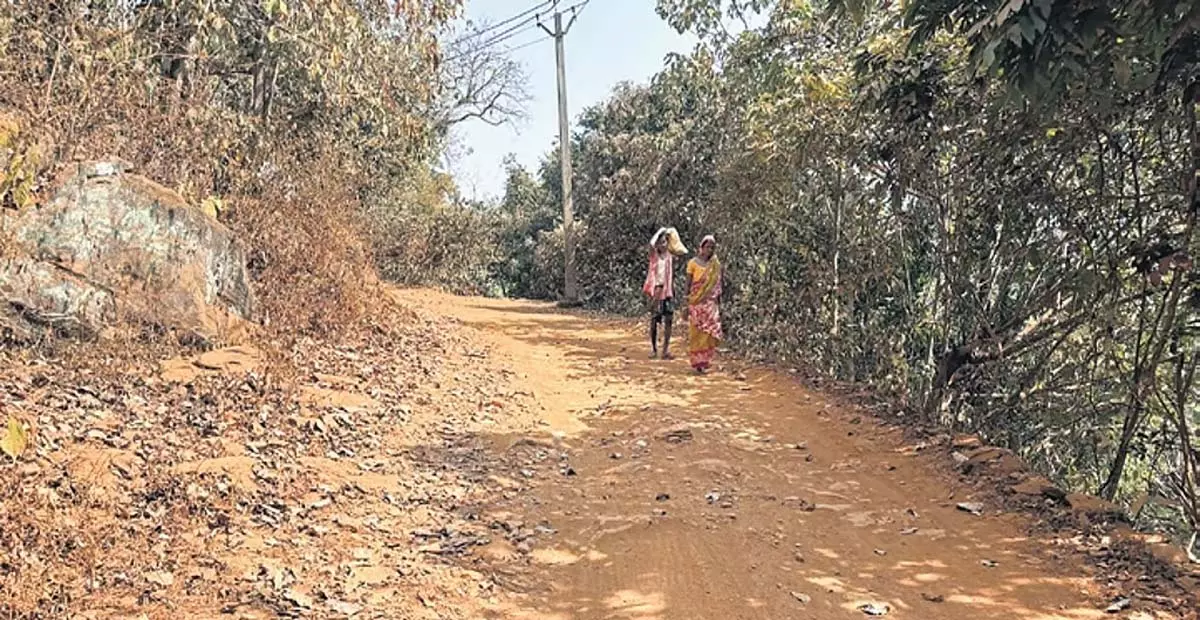 Tamil Nadu: किसानों ने भूमि दान के बावजूद अरिसिपलायम लिंक रोड में देरी का आरोप लगाया Tamil Nadu: किसानों ने भूमि दान के बावजूद अरिसिपलायम लिंक रोड में देरी का आरोप लगाया