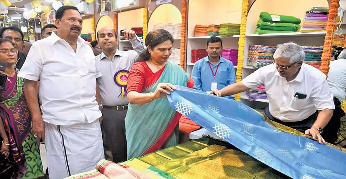 Andhra: एपीसीओ और को-ऑप्टेक्स ने हथकरघा बिक्री को बढ़ावा देने के लिए समझौता किया Andhra: एपीसीओ और को-ऑप्टेक्स ने हथकरघा बिक्री को बढ़ावा देने के लिए समझौता किया
