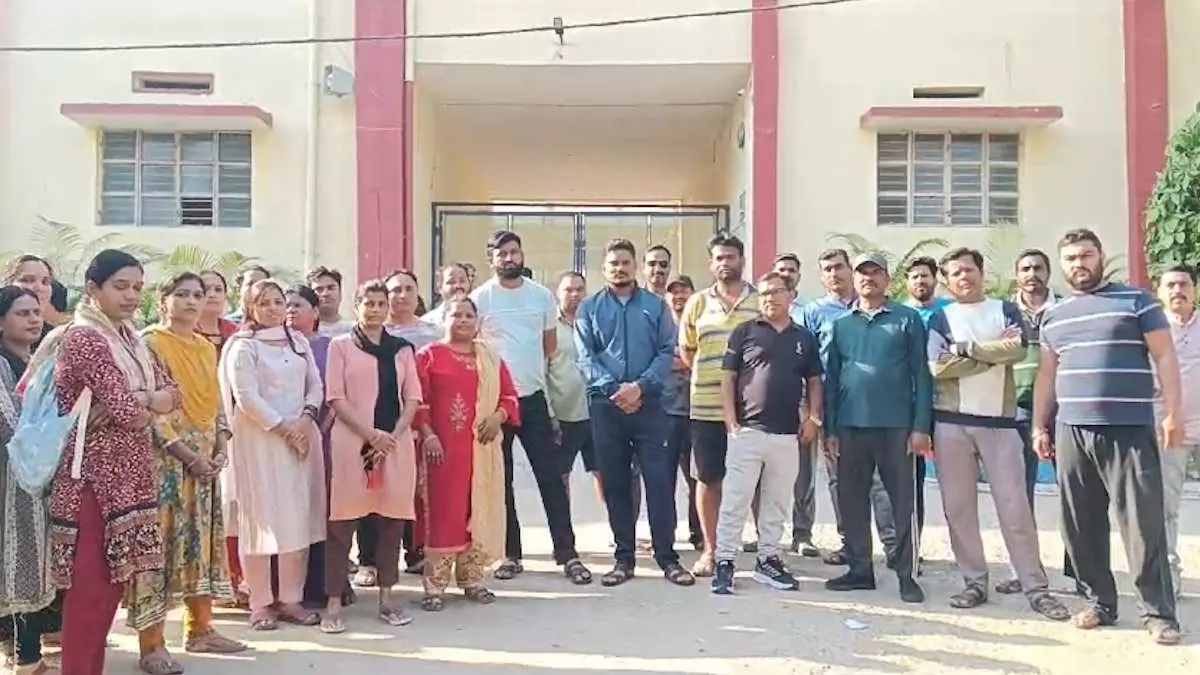 बिलासपुर के प्राइवेट स्कूल में भारी हंगामा बिलासपुर के प्राइवेट स्कूल में भारी हंगामा