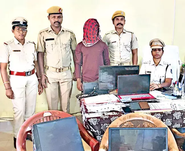 Odisha: पुलिस ने एक साइबर अपराधी को गिरफ्तार किया Odisha: पुलिस ने एक साइबर अपराधी को गिरफ्तार किया