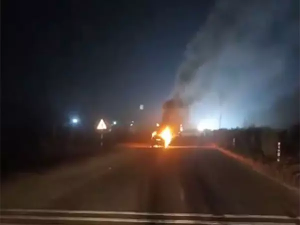 Telangana: सूर्यपेट में हाईवे पर कार में लगी आग, कोई हताहत नहीं Telangana: सूर्यपेट में हाईवे पर कार में लगी आग, कोई हताहत नहीं