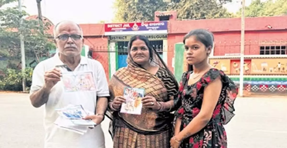 Odisha: ओडिशा में 60 वर्षीय पिता अपने बेटे की तलाश में Odisha: ओडिशा में 60 वर्षीय पिता अपने बेटे की तलाश में