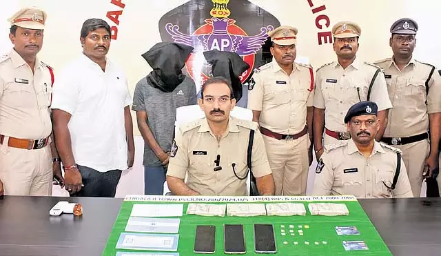 WhatsApp Scam: आंध्र सीएम की तस्वीर का इस्तेमाल करने पर तीन गिरफ्तार WhatsApp Scam: आंध्र सीएम की तस्वीर का इस्तेमाल करने पर तीन गिरफ्तार