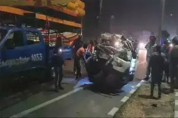 Dhanbad: सड़क दुर्घटना में 4 की मौत, कई घायल Dhanbad: सड़क दुर्घटना में 4 की मौत, कई घायल