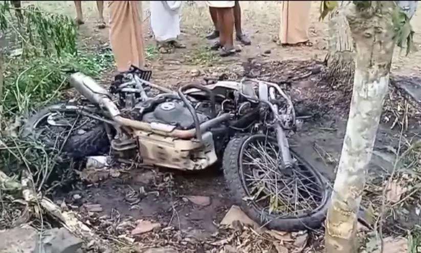 Kerala: बिजली के खंभे से टकराने के बाद बाइक में आग लग गई Kerala: बिजली के खंभे से टकराने के बाद बाइक में आग लग गई