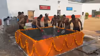 Prayagraj: कैदियों ने किया पवित्र स्नान Prayagraj: कैदियों ने किया पवित्र स्नान
