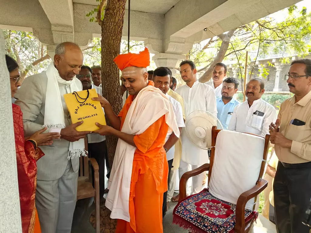 Karnataka: मेघालय के राज्यपाल ने गवी मठ के स्वामीजी को रेशमी शॉल भेंट की Karnataka: मेघालय के राज्यपाल ने गवी मठ के स्वामीजी को रेशमी शॉल भेंट की