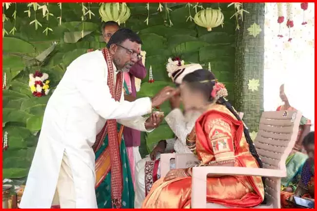 पिता की हार्ट अटैक से मौत, बेटी की शादी की रस्में पूरी होते ही मची अफरातफरी पिता की हार्ट अटैक से मौत, बेटी की शादी की रस्में पूरी होते ही मची अफरातफरी