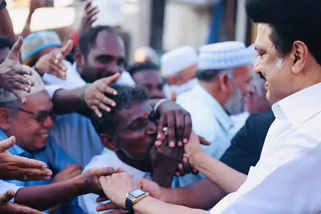 Tamil Nadu : कुड्डालोर ने रास्ते में लोगों को इकट्ठा किया और गले लगाया Tamil Nadu : कुड्डालोर ने रास्ते में लोगों को इकट्ठा किया और गले लगाया