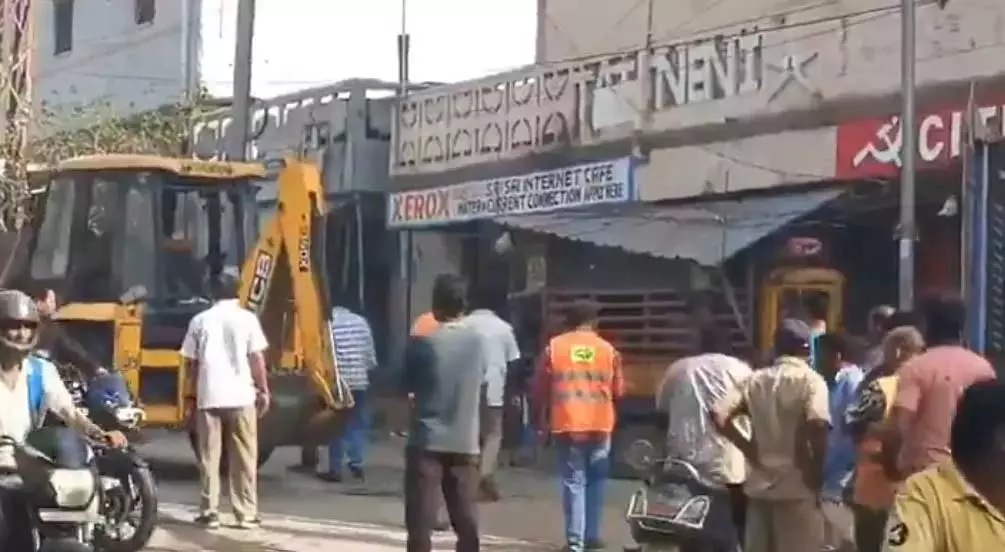 GHMC ने उप्पल में फुटपाथों पर अतिक्रमण को ध्वस्त किया GHMC ने उप्पल में फुटपाथों पर अतिक्रमण को ध्वस्त किया