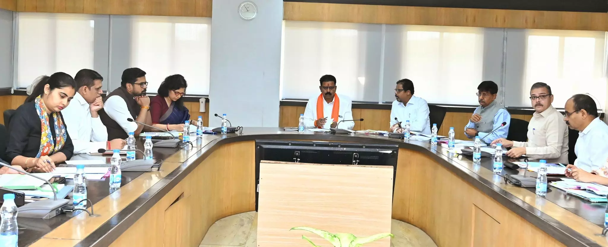 विजय शर्मा ने गृह विभाग की बैठक ली विजय शर्मा ने गृह विभाग की बैठक ली