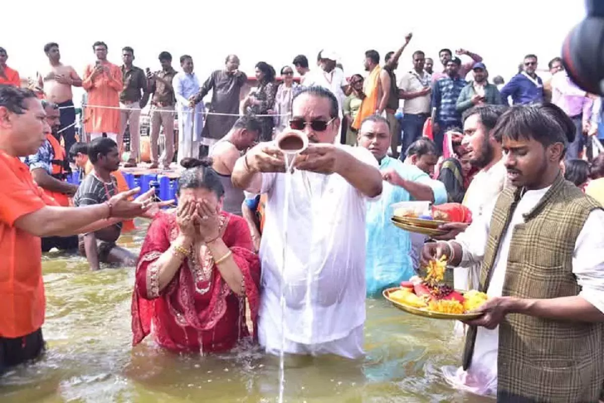 केंद्रीय मंत्री पाटिल ने संगम में लगाई पवित्र डुबकी केंद्रीय मंत्री पाटिल ने संगम में लगाई पवित्र डुबकी