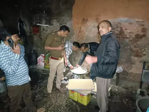 गाजर का हलवा खाकर 20 से ज्यादा लोग बीमार, आने लगे चक्कर, मचा हड़कंप गाजर का हलवा खाकर 20 से ज्यादा लोग बीमार, आने लगे चक्कर, मचा हड़कंप