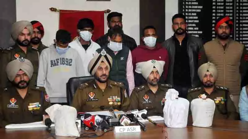 Punjab: 4 तस्कर गिरफ्तार, 5 किलो हेरोइन जब्त Punjab: 4 तस्कर गिरफ्तार, 5 किलो हेरोइन जब्त