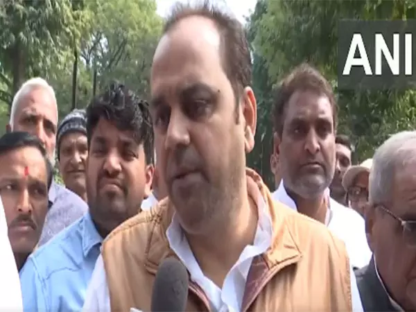 दिल्ली के स्वास्थ्य मंत्री, भाजपा सांसद सहरावत ने राष्ट्रीय राजधानी में Rao Tula Ram Hospital का दौरा किया दिल्ली के स्वास्थ्य मंत्री, भाजपा सांसद सहरावत ने राष्ट्रीय राजधानी में Rao Tula Ram Hospital का दौरा किया