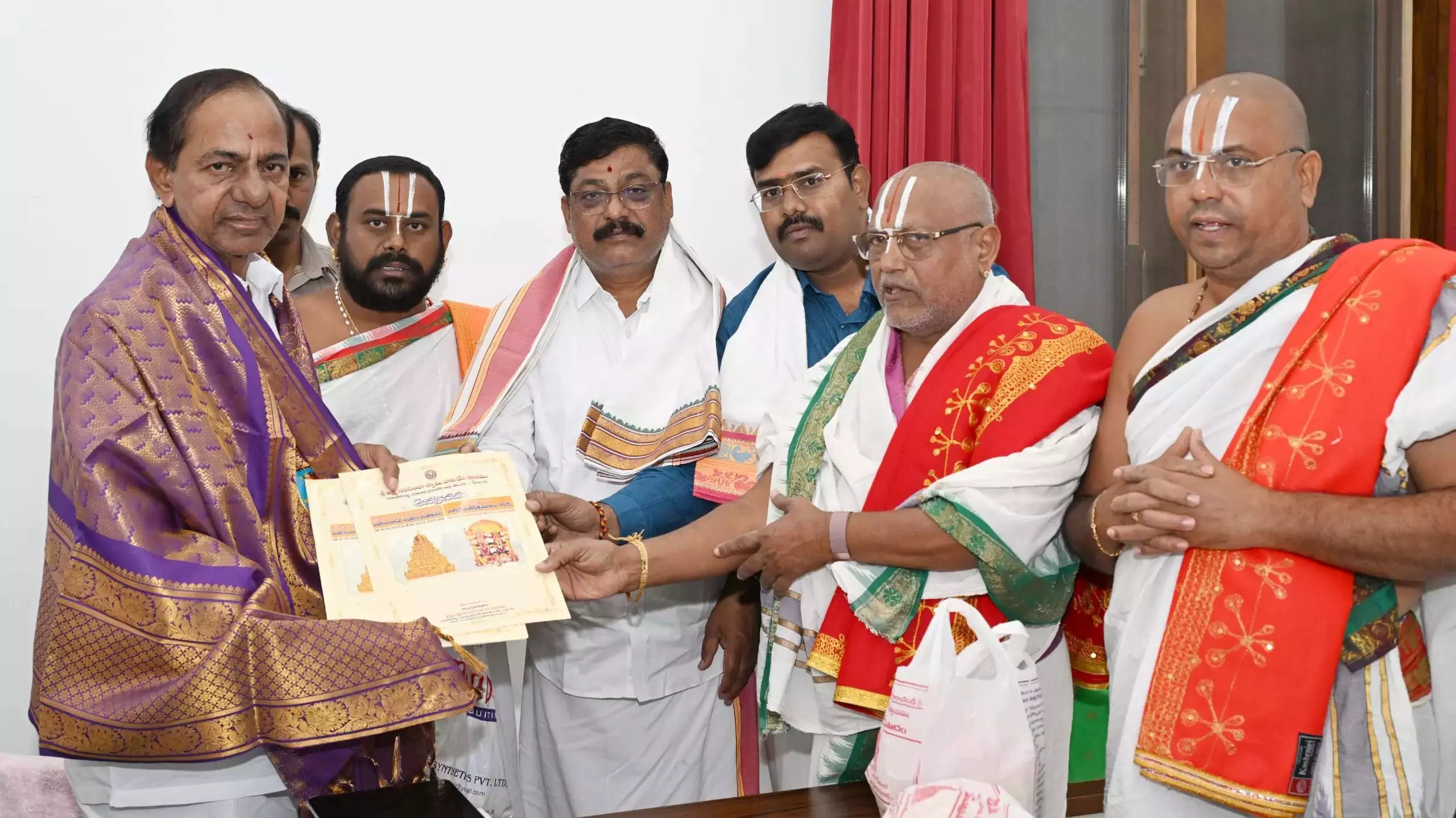 यादगिरिगुट्टा पुजारी ने KCR को महाकुंभाभिषेकम के लिए आमंत्रित किया यादगिरिगुट्टा पुजारी ने KCR को महाकुंभाभिषेकम के लिए आमंत्रित किया