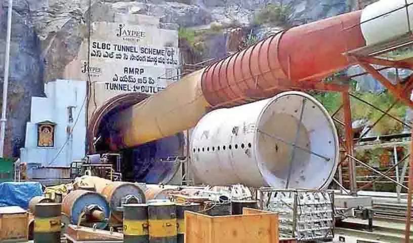 Srisailam लेफ्ट बैंक नहर की छत ढहने से सुरंग में श्रमिकों के फंसे होने की आशंका Srisailam लेफ्ट बैंक नहर की छत ढहने से सुरंग में श्रमिकों के फंसे होने की आशंका