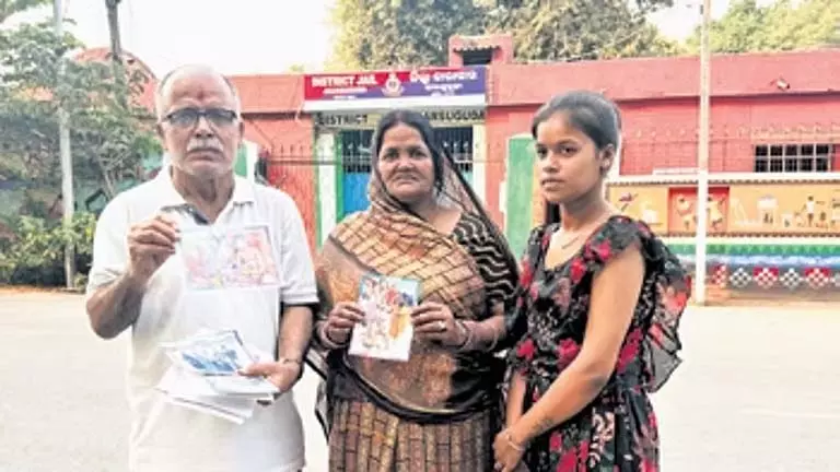 60 वर्षीय पिता दो साल की तलाश के बाद Jharsuguda जेल में अपने बेटे की तलाश कर रहे 60 वर्षीय पिता दो साल की तलाश के बाद Jharsuguda जेल में अपने बेटे की तलाश कर रहे