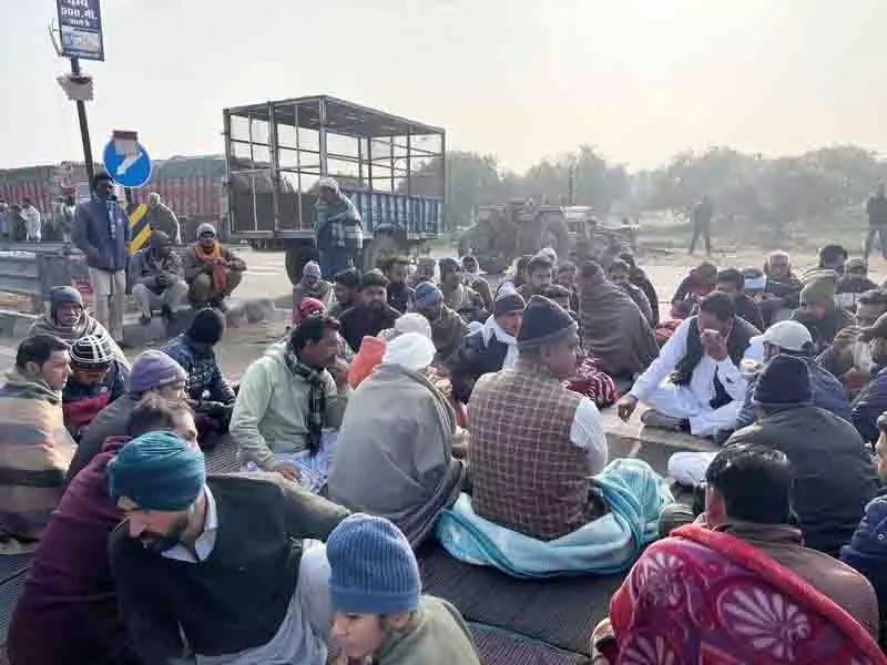 AAP नेता की पत्नी और मां गिरफ्तार AAP नेता की पत्नी और मां गिरफ्तार
