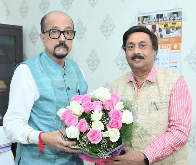 राज्यपाल डेका से विधानसभा सचिव शर्मा ने की सौजन्य भेंट राज्यपाल डेका से विधानसभा सचिव शर्मा ने की सौजन्य भेंट