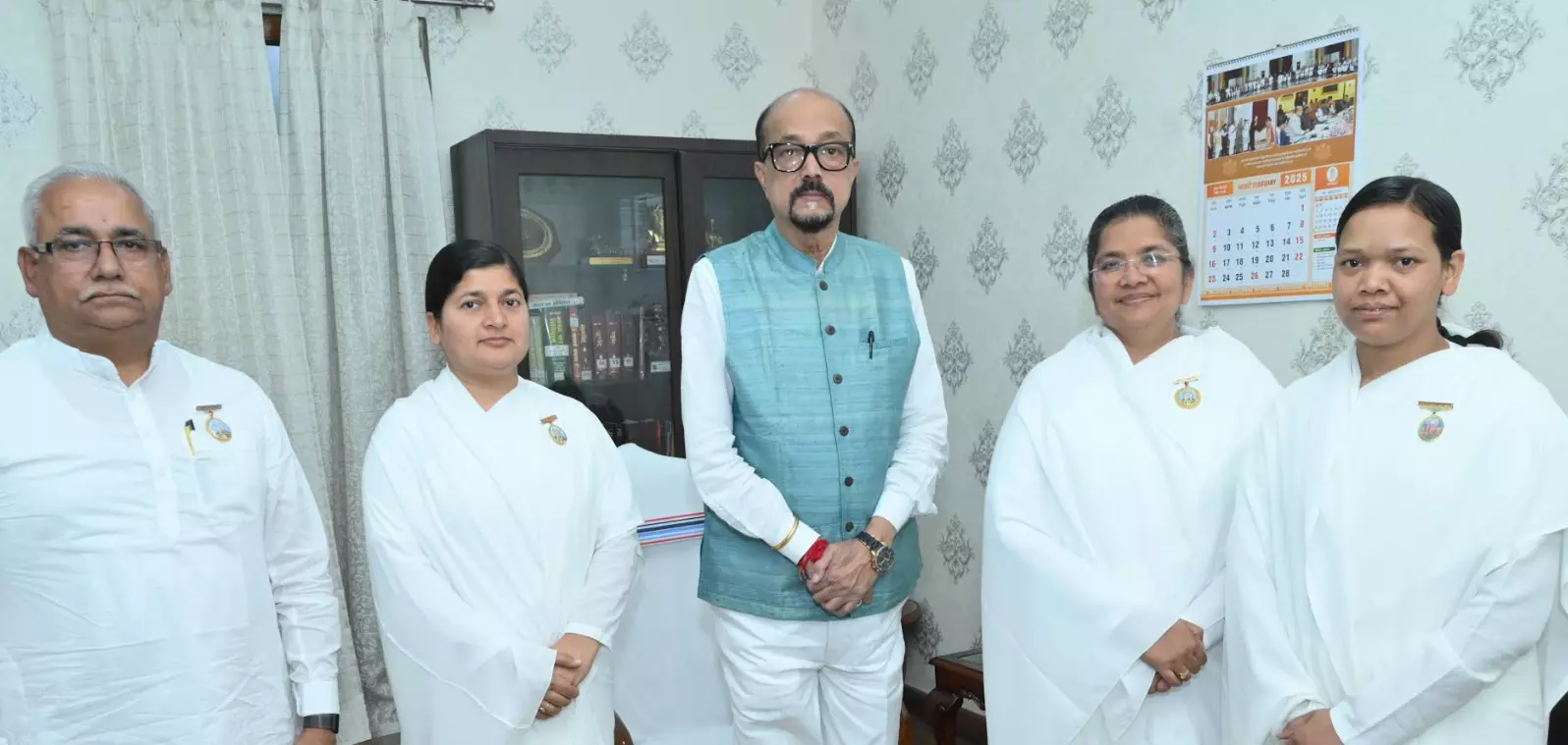 राज्यपाल डेका से प्रजापिता ब्रह्माकुमारी ईश्वरीय विश्वविद्यालय संचालक ने की सौजन्य भेंट राज्यपाल डेका से प्रजापिता ब्रह्माकुमारी ईश्वरीय विश्वविद्यालय संचालक ने की सौजन्य भेंट