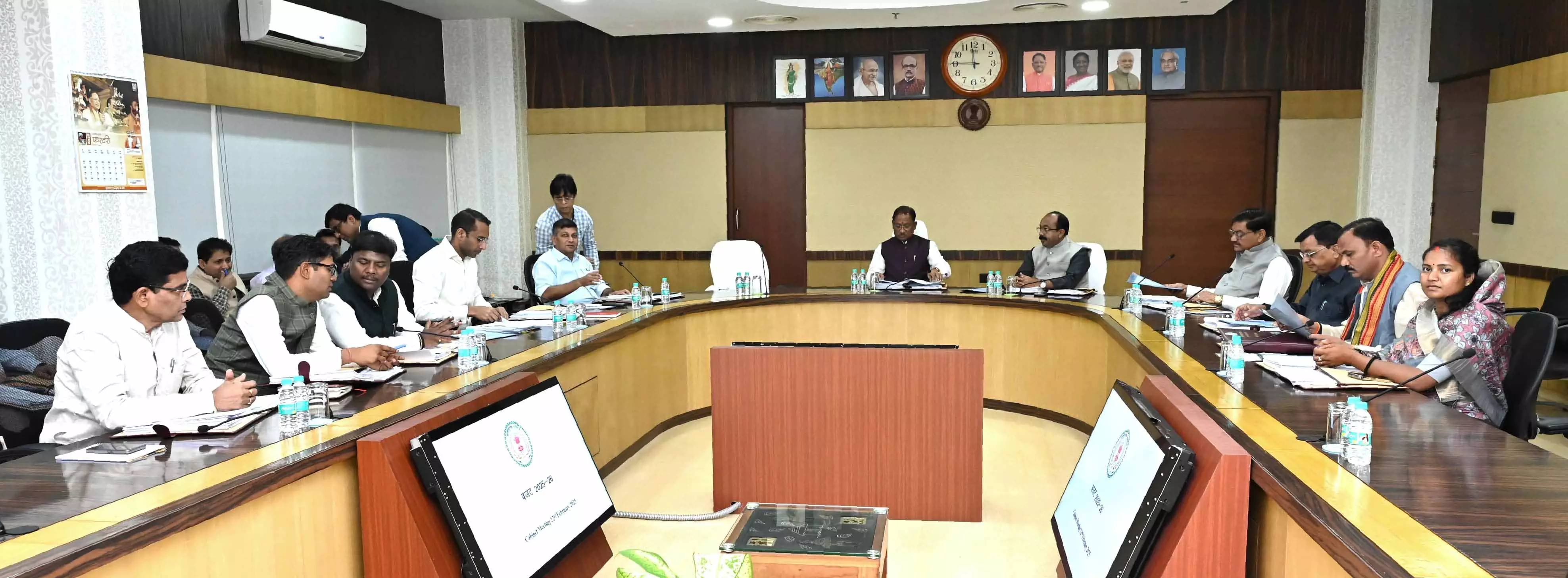 CM साय कैबिनेट ने लिए 8 बड़े फैसले CM साय कैबिनेट ने लिए 8 बड़े फैसले