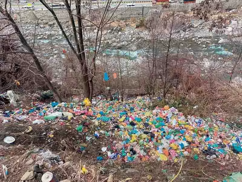 Himachal: नदियों के किनारे कचरा फेंकने वालों को दंडित किया जाए Himachal: नदियों के किनारे कचरा फेंकने वालों को दंडित किया जाए