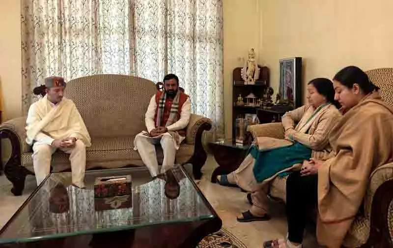 Haryana CM ने कांगड़ा के दिवंगत सांसद के परिवार से मुलाकात की Haryana CM ने कांगड़ा के दिवंगत सांसद के परिवार से मुलाकात की